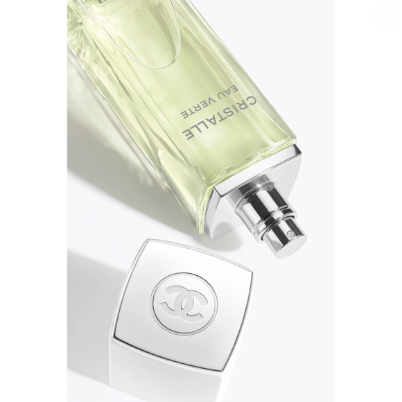 O Cristalle Eau Verte, da Chanel, aposta em uma composição floral-verde-fresca construída ao redor da magnólia. A fragrância também reúne cítricos, absoluto de jasmim e lírio, seguindo uma proposta descrita como delicada e leve