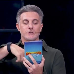 Sem citar o nome de Luana Piovani, Luciano Huck afirmou que Pedro Scooby não saiu das notícias da semana