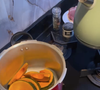 Para o preparo, comece cozinhando a abóbora, com casca, em uma panela de pressão