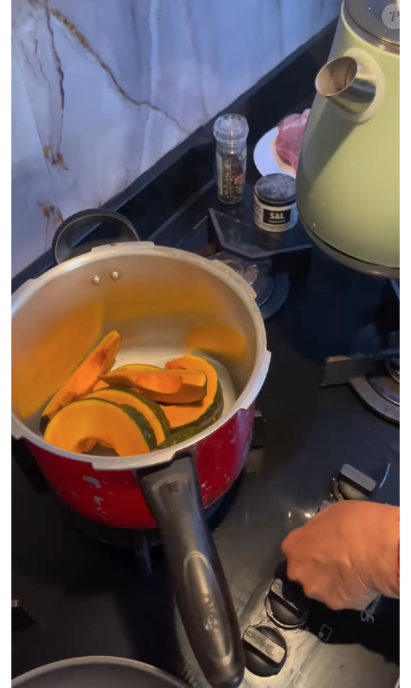 Para o preparo, comece cozinhando a abóbora, com casca, em uma panela de pressão