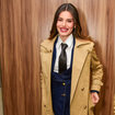 Grávida de 6 meses, Camila Queiroz aposta em trench coat de luxo e mistura alfaiataria com jeans em evento de moda