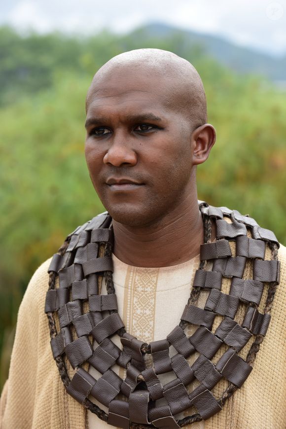 Sem cabelo! André Luiz Miranda foi o Gyasi em uma das fases da novela 'Gênesis' (2021)