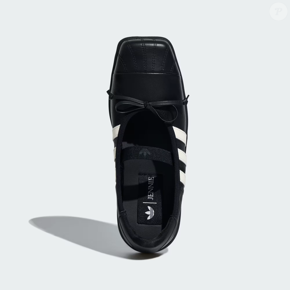 Mesmo com inspiração no universo da dança, o calçado preserva a identidade esportiva da adidas, com logo Trefoil, Três Listras e assinatura de Jennie na palmilha