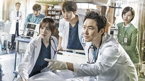 'Dr. Romântico': um cirurgião experiente orienta jovens médicos em um hospital afastado, enfrentando dilemas e emergências