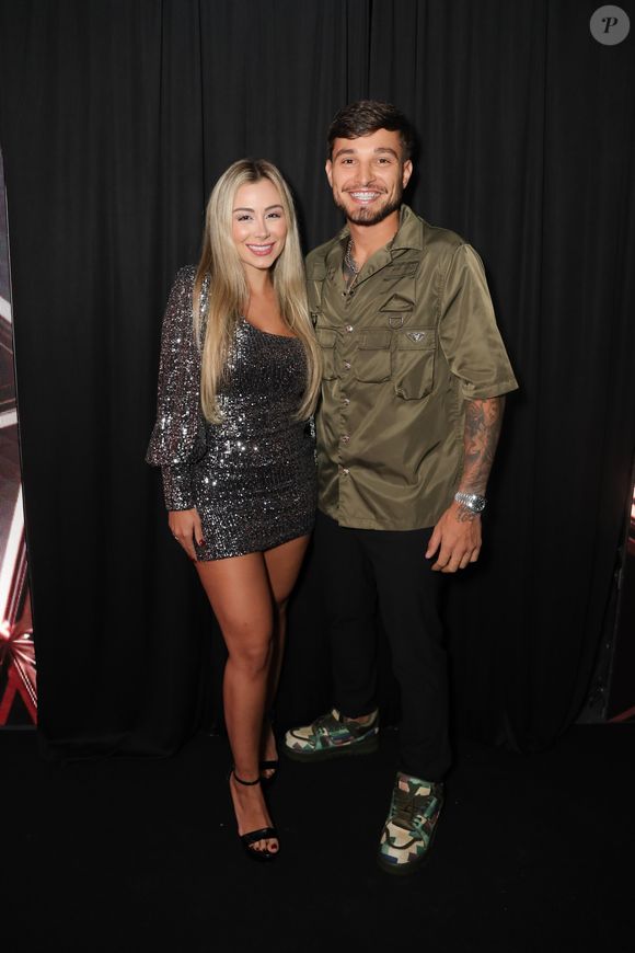 MC Gui foi com a namorada, a influencer Georgia Azevedo, à festa de 50 anos de Leo Dias