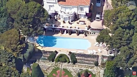 Segundo o OK!, a mansão localizada nas colinas do Mont Boron tem uma ampla varanda, grandes janelas com arcos arredondados e vista para a generosa piscina externa