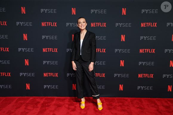 Blazer clássico a sapato descontraído: look de Millie Bobby Brown em lançamento na Netflix mostrava fase mais neutra