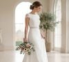 Para a noiva que não quer abrir mão do vestido branco nem do conforto, o tênis rosa chá com renda surge como uma opção para acrescentar um ponto delicado de cor ao look