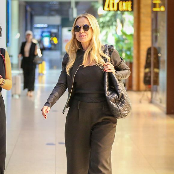 Eliana completou a produção com uma bolsa da grife francesa Yves Saint Laurent