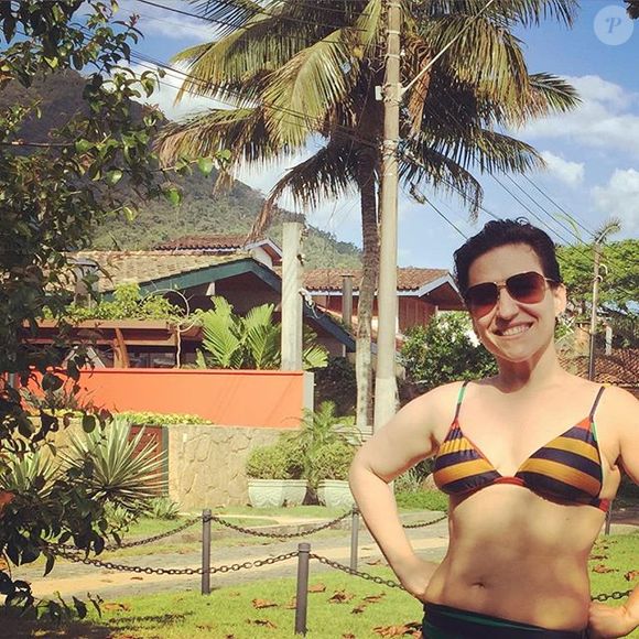 Atriz Simone Gutierrez exibe o resultado dos quilinhos perdidos