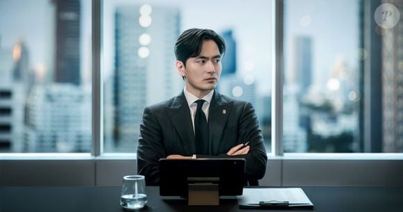 Já Yoon Seok-hoon é o líder da equipe de advogados, um estrategista frio e calculista conhecido por pressionar seus adversários