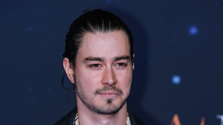 ‘Ele está lutando pela vida': em coma, ator de série famosa da Netflix permanece em estado grave após contrair infecção