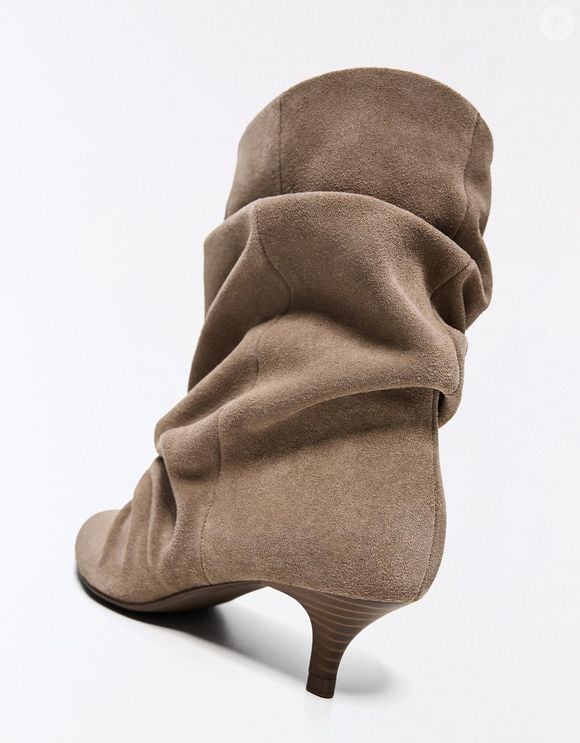 Com couro de alta qualidade, salto confortável e visual minimalista, a bota da Bershka reúne sofisticação e praticidade em um único modelo