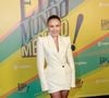 Larissa Manoela apostou em um look que brinca com os códigos do poder e da sensualidade: um blazer oversized branco usado como vestido