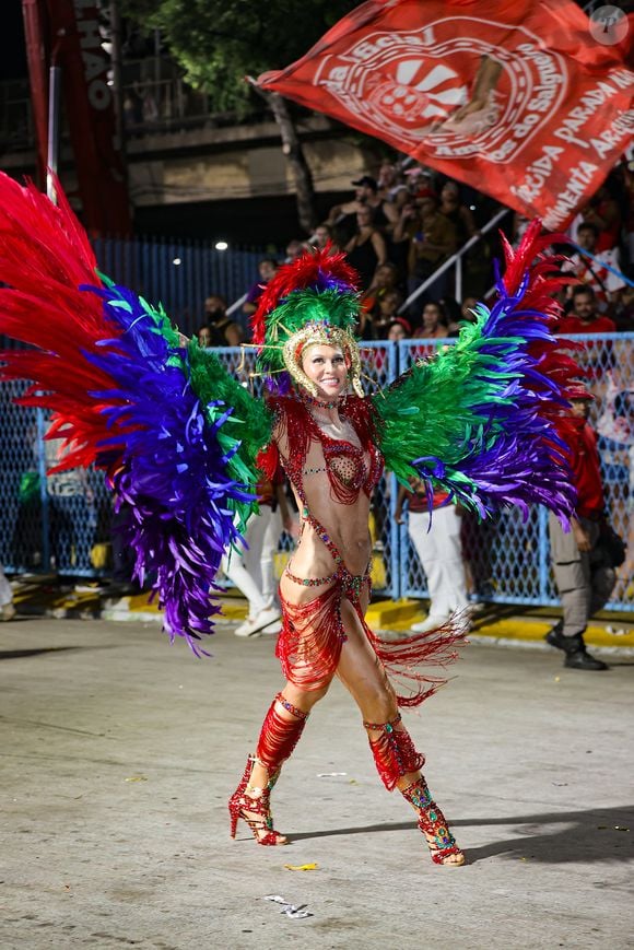 Corpo de Lívia Andrade roubou a cena em desfile do Salgueiro