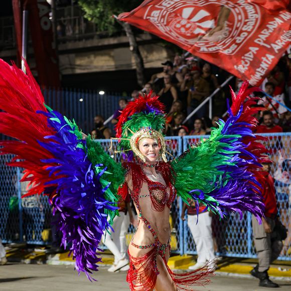 Corpo de Lívia Andrade roubou a cena em desfile do Salgueiro