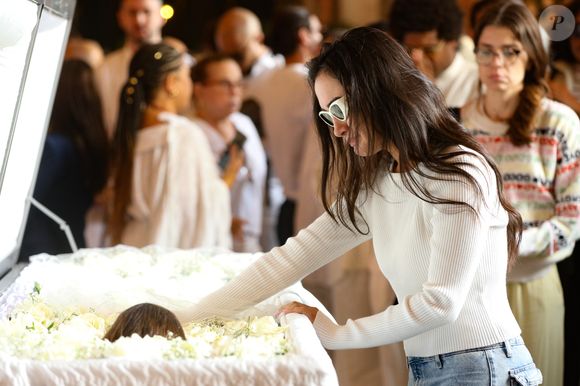 Corpo de Preta Gil ganhou carinho de Cleo Pires durante velório