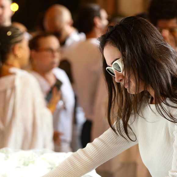 Corpo de Preta Gil ganhou carinho de Cleo Pires durante velório