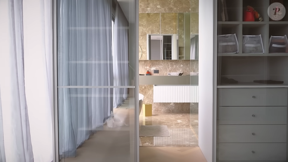 Claudia Raia conta com um closet e um banheiro todo em granito que acompanha a beleza do imóvel