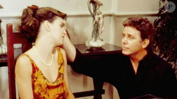 Novela 'Tieta': Ascânio (Reginaldo Faria) se envolve com Leonora (Lídia Brondi).
