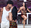 Diva faz assim! Aos 51 anos, Viviane Araújo exibe pernas torneadas em look com pedrarias, samba MUITO no Salgueiro e troca beijão com o marido; fotos!