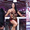 Diva faz assim! Aos 51 anos, Viviane Araújo exibe pernas torneadas em look com pedrarias, samba MUITO no Salgueiro e troca beijão com o marido; fotos!