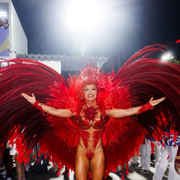 Virgínia Fonseca exibiu fantasia tecnológica em estreia na Grande Rio