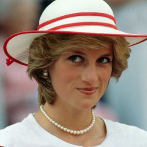 O perfume favorito de Lady Di não era um perfume: esta é a fragrância delicada que ela usava todos os dias para se sentir mais segura de si mesma