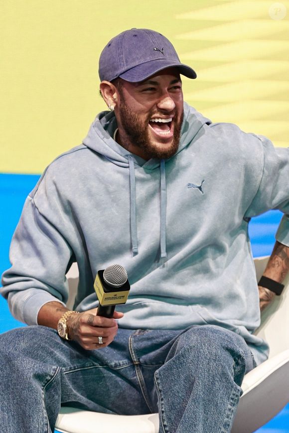 Neymar se justificou: ‘Foi uma curtida sem querer, eu nem tinha visto isso (amigos me avisaram)... Quem me segue sabe que quase não curto fotos de mulher’