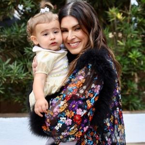 Fernanda Paes Leme com a filha, na festa de Giovanna Lancellotti e Gabriel David.
