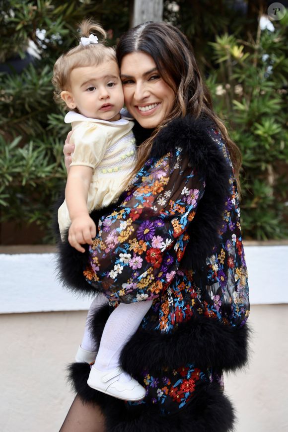 Fernanda Paes Leme com a filha, na festa de Giovanna Lancellotti e Gabriel David.