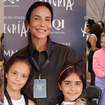 Mini-Ivetes? Ivete Sangalo faz aparição rara com as filhas gêmeas, Marina e Helena, em passeio no Cirque du Soleil; fotos!
