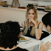 A outra vida de Angelina Jolie: aos 51 anos, atriz está à frente de um negócio de luxo em Nova York que não tem nada a ver com Hollywood; em prédio comprado por Andy Warhol em 1970, ela reúne arte a projeto culinário com chefs refugiados