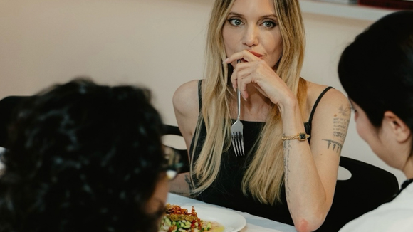 A outra vida de Angelina Jolie: aos 51 anos, atriz está à frente de um negócio de luxo em Nova York que não tem nada a ver com Hollywood; em prédio comprado por Andy Warhol em 1970, ela reúne arte a projeto culinário com chefs refugiados