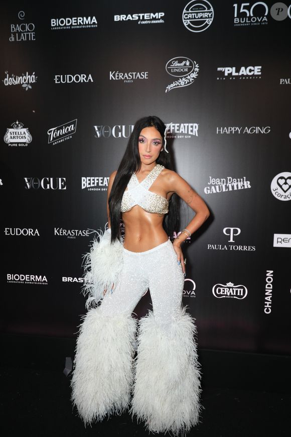 Vanessa Lopes, de look branco brilhante, elegeu botas bufantes