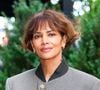 Halle Berry aposta em um bob assimétrico, com a nuca mais curta e mechas frontais alongadas, uma combinação que valoriza o formato do rosto