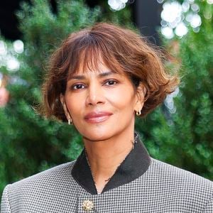 Halle Berry aposta em um bob assimétrico, com a nuca mais curta e mechas frontais alongadas, uma combinação que valoriza o formato do rosto