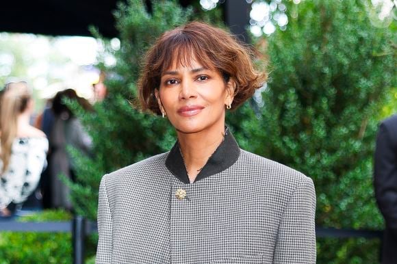 Halle Berry aposta em um bob assimétrico, com a nuca mais curta e mechas frontais alongadas, uma combinação que valoriza o formato do rosto