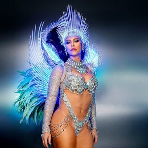 "LUA ENCANTADA, Deusa Mãe, carrega uma força feminina indomável e ancestral. Na dança das águas, ela molda ondas e pororocas, conduzindo o fluxo e o refluxo daquilo que é ETERNO: o poder de transformar", disse ela na legenda