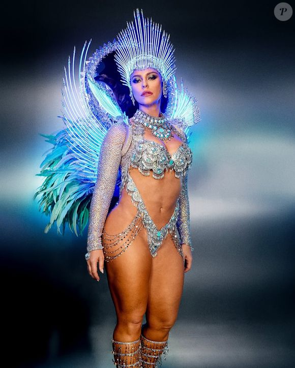 "LUA ENCANTADA, Deusa Mãe, carrega uma força feminina indomável e ancestral. Na dança das águas, ela molda ondas e pororocas, conduzindo o fluxo e o refluxo daquilo que é ETERNO: o poder de transformar", disse ela na legenda