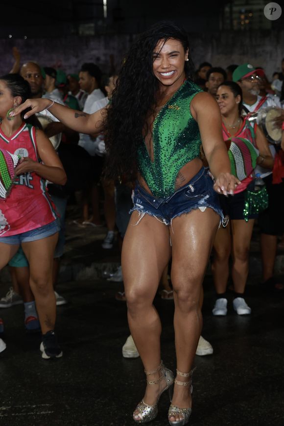 De short jeans destroyed, Evelyn Bastos ensaiou na rua com a Mangueira para o carnaval 2025 em 30 de janeiro de 2025