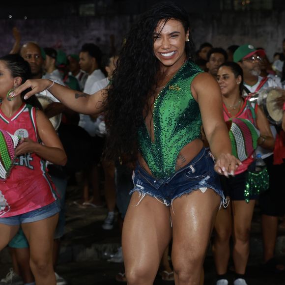 De short jeans destroyed, Evelyn Bastos ensaiou na rua com a Mangueira para o carnaval 2025 em 30 de janeiro de 2025