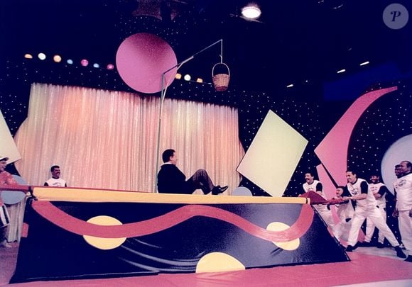 'Topa Tudo por Dinheiro' de Silvio Santos foi ao ar entre 1991 e 2001: no programa, apresentador levou tombo em esteira usada durante brincadeira com auditório