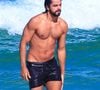 Rodrigo Simas exibiu o físico sarado durante um mergulho no Rio de Janeiro