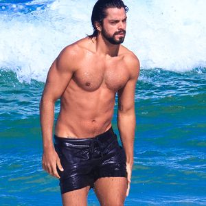 Rodrigo Simas exibiu o físico sarado durante um mergulho no Rio de Janeiro