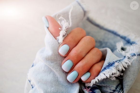 Blueberry milk nails em degradê: essa versão da unha-tendência aparece com esmalte branco