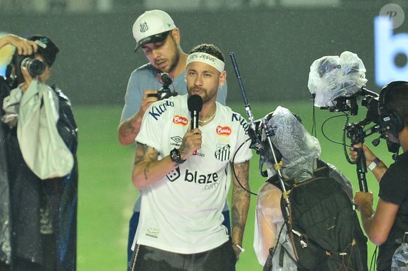 Neymar volta ao Santos após 12 anos e emociona torcida na Vila Belmiro