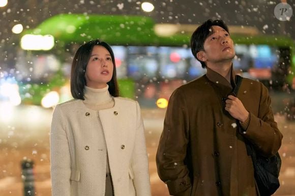 A partir do romance entre Mi-jeong e o Sr. Gu, cada um dos protagonistas passa a avaliar a própria vida