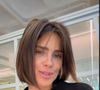 A atriz  Carolina Dieckmann abandonou os fios longos e apostou em um corte curtinho escuro