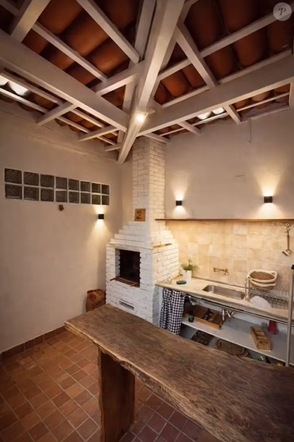 A mansão à venda de Monique Evans em Alphaville: 'sala íntima', suíte master com hidromassagem, área gourmet e mais por R$ 2,9 mi